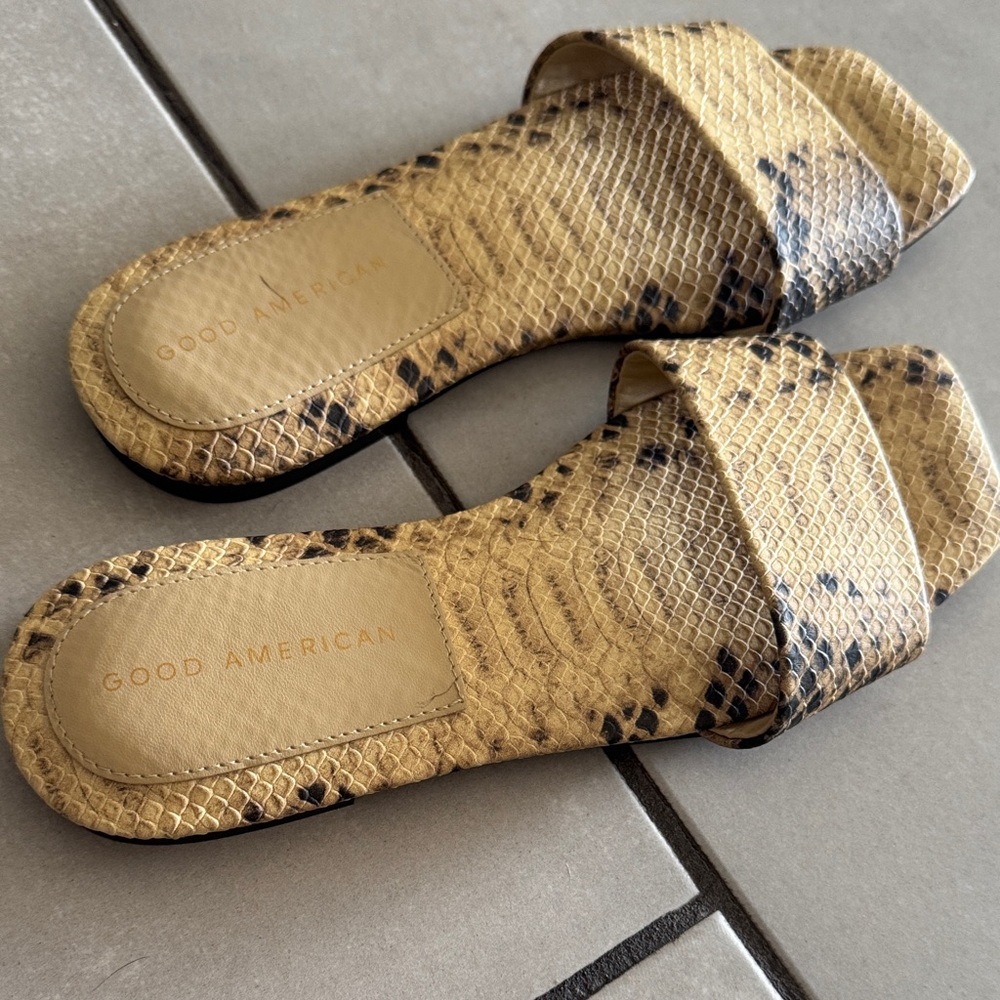 Good American Gold Snake Pattern Sandals NEW size 7